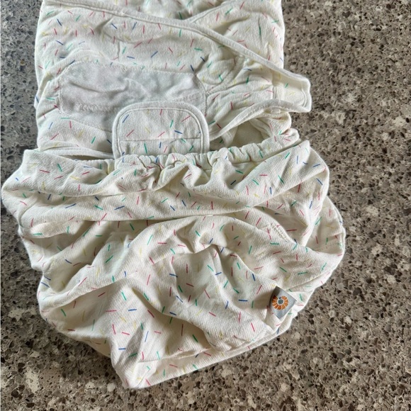 Ergobaby Swaddle Wrap, Original Swaddler, Cupcake - Swacupcake - Picture 4 of 16